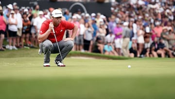 Jon Rahm observa la bola durante la &uacute;ltima jornada del Dean &amp; DeLuca.