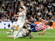 Real Madrid's Spanish defender #20 Francisco Garcia (L), Real Madrid's Spanish defender #02 Dani Carvajal (C) and Atletico Madrid's Spanish midfielder #14 Marcos Llorente fight for the ball during the Spanish league football match between Real Madrid CF and Club Atletico de Madrid at Santiago Bernabeu Stadium in Madrid on March 22, 2026. (Photo by Oscar DEL POZO / AFP)
