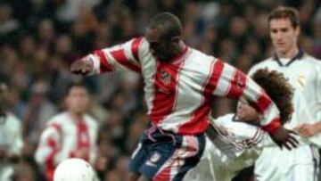 Hasselbaink en un partido con el Atlético en el Bernabéu.