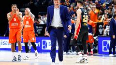 Álex Mumbrú sale de La Fonteta tras ser expulsado.