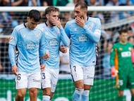 Borja Iglesias conversa con Óscar Mingueza tras marcar de penalti el 1-0 en el partido entre el Celta y el Valencia en Balaídos.