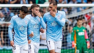 Borja Iglesias conversa con Óscar Mingueza tras marcar de penalti el 1-0 en el partido entre el Celta y el Valencia en Balaídos.