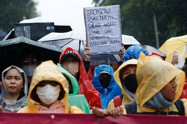 La gente participa en una protesta durante el Día Internacional de la Mujer en Yakarta, Indonesia. 