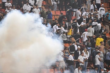 El partido entre Santos e Independiente fue suspendido a pocos minutos de final por incidentes en las tribunas del Pacaembú cuando el juego iba 0-0. Este resultado le da la clasificación a Independiente a los cuartos de final de la Copa Libertadores luego de la decisión de la Conmebol de otorgarle el triunfo 3-0 en la ida por la mala inclusión del uruguayo Carlos Sánchez.