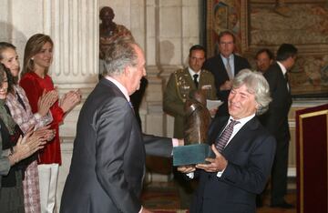 Juan Carlos I entregando el Premio Nacional del Deporte en 2009 a Ángel Nieto. 