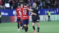 Herrera consuela a Budimir tras fallar el croata un penalti.