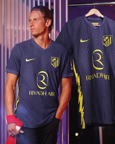 De predominante tonalidad en azul marino, su diseño incorpora además unos impactantes rayos en sus dorsales, cuyo vibrante color amarillo  otorga un toque eléctrico y distintivo. La equipación está inspirada en la banda sonora en los momentos previos a cada partido que se disputa en el Riyadh Air Metropolitano.