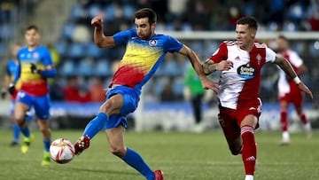 Adri Vilanova y Santi Mina pugnan por el bal&oacute;n.