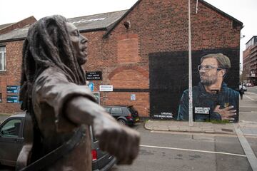 Estatua de Bob Marley, junto a otro mural de Jürgen Klopp.