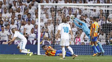 Ocasión de gol. Benzema remató de cabeza y Neto despejo a su poste derecho.