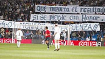 <b>BRONCA</b>. El Bernabéu respondió con muchos pitos y algunos pañuelos a la estrepitosa derrota sufrida ante Osasuna. En el ambiente se vislumbraba que todavía estaba fresca la eliminación europea ante el Mónaco de Morientes...
