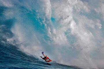 El surfista Andrew Karr se dispone a atrapar una ola sobre una tabla de bodyboard en el Pe¡¯ahi Jaws Surf Break, una competici¨®n que re¨²ne a los mejores especialistas del mundo en torno a una ola gigante, conocida con el sobrenombre de Jaws. La bestia del Pac¨ªfico surge en la costa norte de la isla hawaiana de Maui, llegando a alcanzar los 20 m de altura.