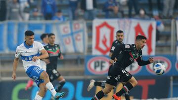 Futbol, Universidad Católica vs Palestino.
Fecha 19, campeonato Nacional 2022.
El jugador de Universidad Católica Marcelino Nunez, izquierda, juega el balón  durante el partido de primera division contra Palestino en el estadio San Carlos de Apoquindo.
Santiago, Chile.
24/07/2022
Marcelo Hernandez/Photosport

Football, Universidad Catolica vs Palestino.
19th round, 2022 National Championship.
Universidad Catolica's player Marcelino Nunez, left, play the ball during the first division match against Palestino at San Carlos de Apoquindo stadium.
Santiago, Chile.
24/07/2022
Marcelo Hernandez/Photosport