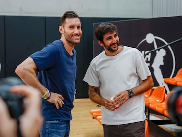 Rudy Fernández y Ricky Rubio en actitud relajada y sonriente durante el acto de despedida de Víctor Claver.