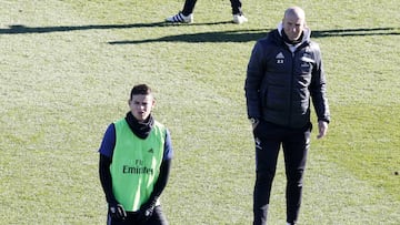 James, con Zidane, entren&aacute;ndose con el Real Madrid. 