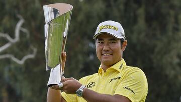 El golfista japonés Hideki Matsuyama posa con el título de campeón del Genesis Invitational 2024 en el Riviera Country Club de Los Angeles.