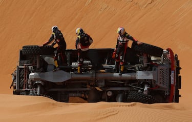 El piloto Jaroslav Valtr y el copiloto del equipo Buggyra Racing Team Rene Kilian con el mecánico Tomas Sikola después de estrellarse durante la decimosegunda etapa. 