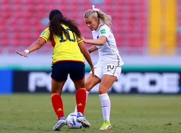 SAN JOSE, COSTA RICA - AUGUST 16: Alyssa Whinham of New Zealand fights for the ball Liced Serna of Colombia with during the FIFA U-20 Women's World Cup Costa Rica 2022 group D match between Colombia and New Zealand at Estadio Nacional de Costa Rica on August 16, 2022 in San Jose, Costa Rica. (Photo by Buda Mendes - FIFA/FIFA via Getty Images)