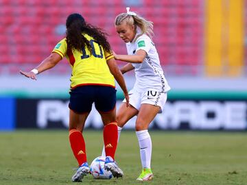 SAN JOSE, COSTA RICA - AUGUST 16: Alyssa Whinham of New Zealand fights for the ball Liced Serna of Colombia with during the FIFA U-20 Women's World Cup Costa Rica 2022 group D match between Colombia and New Zealand at Estadio Nacional de Costa Rica on August 16, 2022 in San Jose, Costa Rica. (Photo by Buda Mendes - FIFA/FIFA via Getty Images)