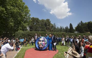 El 20 de mayo de 2016, Miguel de la Quadra Salcedo, que arrastraba problemas de salud, murió a los 84 años, rodeado de sus seres queridos en Madrid. Dos años después, se inauguró una estatua en su honor en la Ciudad Universitaria de Madrid, donde tantas veces compitió. La efigie, de la que es autor Víctor Ochoa, se sufragó por suscripción popular, con la aportación económica de 350 personas. Acudieron atletas de su época como Jorge González Amo, Luis Felipe Areta e Ignacio Sola. Fue un nuevo adiós para un personaje histórico y singular.