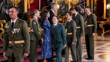 La princesa Leonor, la Reina Letizia y el Rey Felipe VI durante una recepción con motivo del Día de la Fiesta Nacional de España, en el Palacio Real, a 12 de octubre de 2023, en Madrid (España). El acto es presidido por los Reyes y la Princesa de Asturias después del acto solemne de homenaje a la Bandera Nacional y el desfile militar que se ha celebrado en la Plaza de Cánovas del Castillo. La conmemoración de la Fiesta Nacional tiene como finalidad recordar solemnemente momentos de la historia colectiva que forman parte del patrimonio histórico, cultural y social común, asumido como tal por la gran mayoría de los ciudadanos. Esta es la primera vez que la Princesa Leonor asiste a la recepción que ofrecen los Reyes a autoridades y sociedad civil.
12 OCTUBRE 2023;HISPANIDAD;RECEPCIÓN;FIESTA NACIONAL;HOMENAJE;BANDERA;DESFILE;MILITAR;PATRIMONIO
A. Pérez Meca / Europa Press
12/10/2023