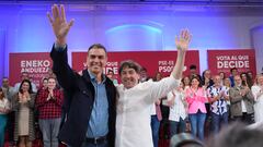 El secretario general del PSOE y presidente del Gobierno, Pedro Sánchez (i) y el secretario general de PSE-EE y candidato del partido a Lehendakari, Eneko Andueza (d), durante un acto de campaña del PSE-EE, en la Tabakalera, a 13 de abril de 2024, en San Sebastián, Gipuzkoa, País Vasco (España). Pedro Sánchez ha visitado San Sebastián para mostrar su apoyo al candidato del PSE-EE a Lehendakari para las elecciones autonómicas vascas que se celebran el próximo 21 de abril.
13 ABRIL 2024;PSEE;ELECCIONES;21 DE ABRIL;SAN SEBASTIAN;SANCHEZ;PRESIDENTE GOBIERNO;ACTO ELECTORAL;CAMPAÑA ELECTORAL
Unanue / Europa Press
13/04/2024