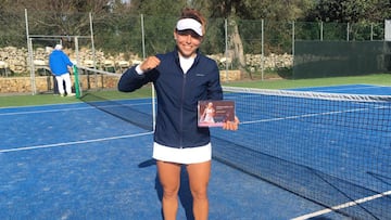 La tenista española Julia Payola posa con el trofeo de campeona del ITF de Solarino de 2018.