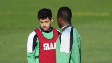 <b>CON GANAS. </b>Tras sufrir en la grada el adiós copero, Diop y Acosta se entrenaron ayer en La Albericia.