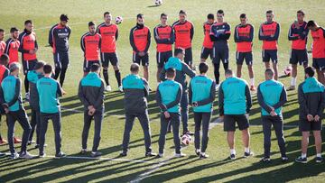 Trescientos aficionados del Villarreal animan al equipo durante el entrenamiento