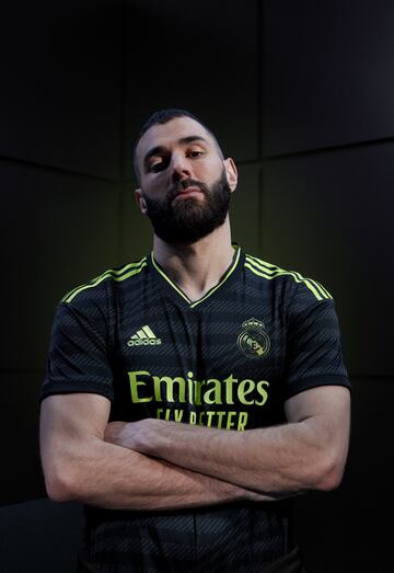 El Real Madrid junto a la marca deportiva han presentado la tercera equipación para la temporada 22/23. La camiseta está inspirada en la magia del Bernabéu.  El uniforme cuenta con tecnología HEAT.RDY para mantener a los jugadores frescos y secos, fabricado con materiales 100 % reciclados.