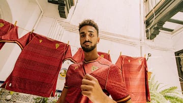 Chris Ramos luciendo la segunda equipación del Cádiz para la temporada 25-26. Foto: Cádiz CF.