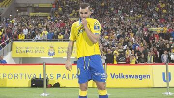 Jesé fue aclamado por cerca de 10.000 aficionados de Las Palmas en su presentación.