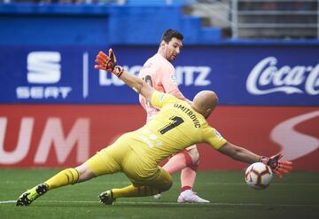 El jugador del Barcelona Leo Messi marca el 1-2 al Eibar.