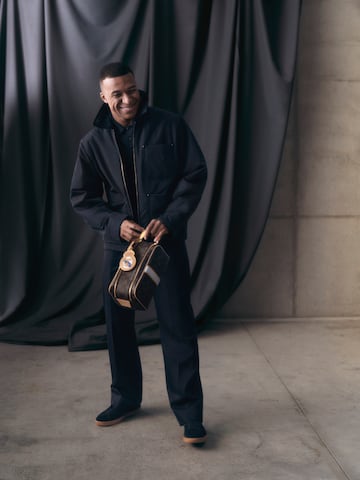 Kylian Mbapp¨¦ posa con el nuevo traje de viaje.