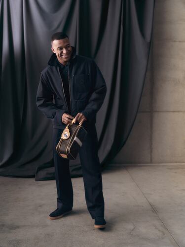 Kylian Mbappé posa con el nuevo traje de viaje. 