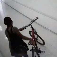 Graban el robo de una bici a un médico en un hospital en pleno confinamiento por COVID-19