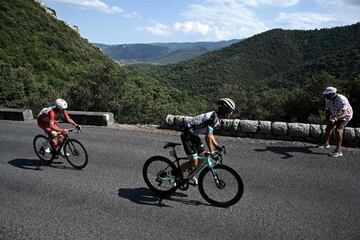 Esteban Chaves (Bike Exchange) y Guillaume Martin (Cofidis), durante la escapada de la 14ª etapa del Tour, que aupó al francés al segundo peldaño del podio.