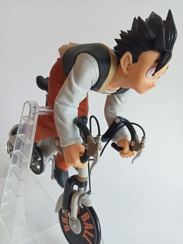 Figura de Gohan en bicicleta por Banpresto