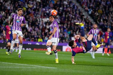 Pau Victor, jugador del Barcelona, dispara durante el partido de La Liga española entre el Valladolid y el FC Barcelona en el estadio José Zorrilla de Valladolid.