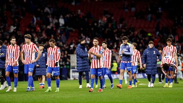Los jugadores aplauden a la afición del Atlético al final del partido.