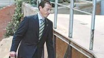 <b>EJECUTIVO. </b>Butragueño llegó al Bernabéu con su maletín de trabajo.