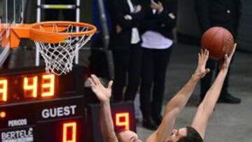 <b>NO PUDO. </b>Begic, que no emuló su buena actuación ante los italianos en la primera vuelta, trata de superar a Cusin, con Mirotic a la espera.