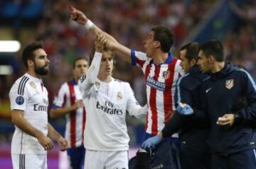 Mandzukic recibe un codazo de Ramos dentro del área. El colegiado no señaló nada y el croata está muy enfadado. 