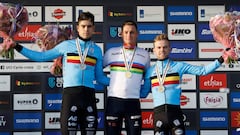 El ciclista belga Wout Van Aert posa junto a Mathieu van der Poel y Eli Iserbyt en el podio de los Mundiales de Ciclocross de Hoogerheide.