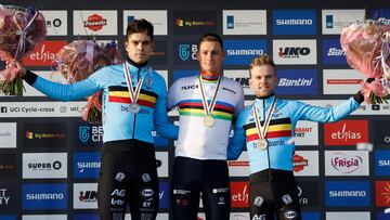 El ciclista belga Wout Van Aert posa junto a Mathieu van der Poel y Eli Iserbyt en el podio de los Mundiales de Ciclocross de Hoogerheide.