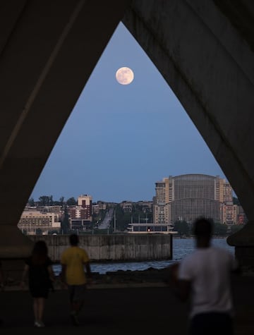 La Luna vista desde el National Harbor in Fort Washington, Maryland.