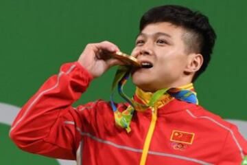 El chino logró el récord mundial y olímpico en levantamiento de pesas dentro de la categoría de 56kg masculino con una marca de 307.