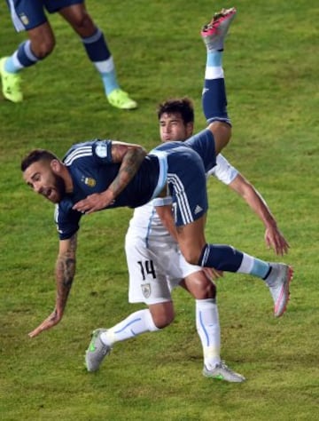 Otamendi cae ante la marca de Lodeiro.