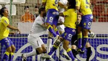 <b>BARULLO FINAL. </b>Javi Guerrero, Darino, Márquez y Lamas intentan rematar un balón aéreo en los últimos minutos de partido de ayer.