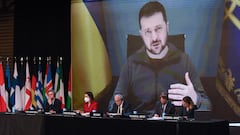 El presidente de Ucrania, Volodímir Oleksándrovich Zelenski, interviene por videoconferencia durante la sesión plenaria de la tercera jornada de la 68º sesión anual de la Asamblea Parlamentaria, en la sala Auditorio Ground Floor, en el Hotel Meliá Castilla, a 21 de noviembre de 2022, en Madrid (España). La Asamblea Parlamentaria de la OTAN celebra su 68ª Sesión Anual. Se trata de un encuentro en el que 269 parlamentarios de los 30 países miembros y un centenar de miembros de 15 países asociados evalúan la aplicación de las recomendaciones de la Asamblea en las decisiones que se adoptaron el pasado mes de junio en la Cumbre de la OTAN. Todo ello en relación con el nuevo Concepto Estratégico que salió de la cita de Madrid, el apoyo a Ucrania y la respuesta a la amenaza de Rusia. Las Cortes Generales son las anfitrionas de esta 68º sesión, siendo un foro único y especializado para debatir e informar sobre la seguridad común y demás cuestiones del ámbito de la Alianza Atlántica. El acto coincide con el cuadragésimo aniversario de la incorporación de España en la Organización del Tratado del Atlántico Norte.
21 NOVIEMBRE 2022;MADRID;OTAN;68 ANUAL ASAMBLEA PARLAMENTARIA;OTAN
Gustavo Valiente / Europa Press
21/11/2022